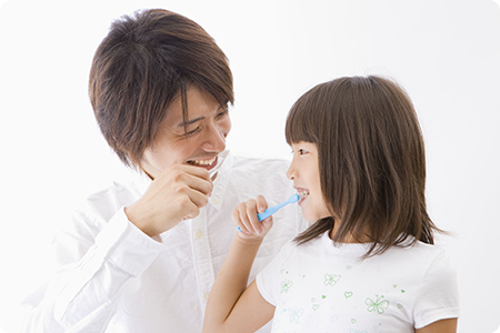 歯磨きをしている親子